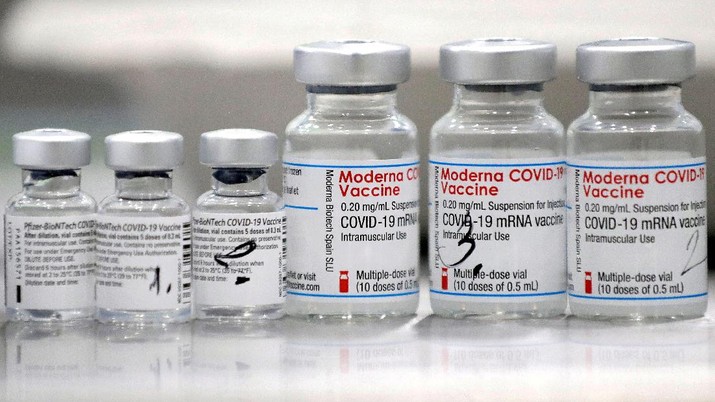 FILE PHOTO: FILE PHOTO: Vials of coronavirus disease (COVID-19) vaccines of Pfizer-BioNTech and Moderna are seen in the town of Ricany near Prague, Czech Republic, February 25, 2021.  REUTERS/David W Cerny/File Photo/File Photo