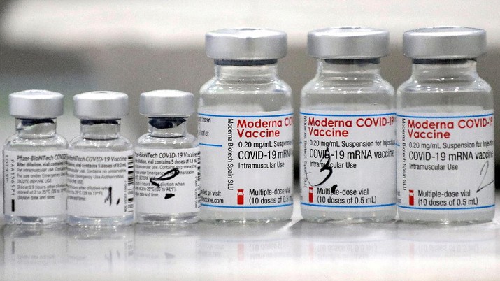 HEALTH-CORONAVIRUS/MODERNA-PERU FILE PHOTO: FILE PHOTO: Vials of coronavirus disease (COVID-19) vaccines of Pfizer-BioNTech and Moderna are seen in the town of Ricany near Prague, Czech Republic, February 25, 2021. REUTERS/David W Cerny/File Photo/File Photo