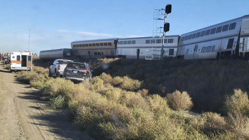 In this photo provided by Kimberly Fossen people work at the scene of an Amtrak train derailment on Saturday, Sept. 25, 2021, in north-central Montana. Multiple people were injured when the train that runs between Seattle and Chicago derailed Saturday, the train agency said. (Kimberly Fossen via AP)