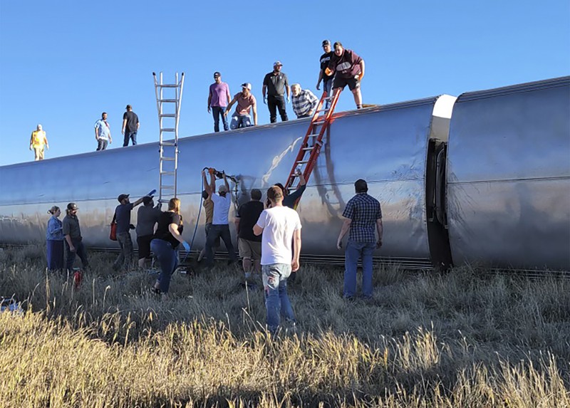 Kereta Amtrak Anjlok di Montana AS Baca artikel detiknews, In this photo provided by Kimberly Fossen people work at the scene of an Amtrak train derailment on Saturday, Sept. 25, 2021, in north-central Montana. Multiple people were injured when the train that runs between Seattle and Chicago derailed Saturday, the train agency said. (Kimberly Fossen via AP)