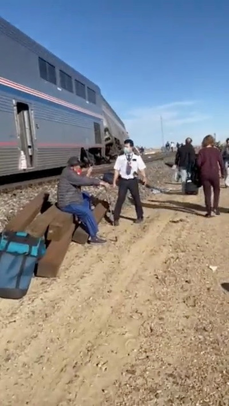 Kereta Amtrak Anjlok di Montana AS Baca artikel detiknews, In this photo provided by Kimberly Fossen people work at the scene of an Amtrak train derailment on Saturday, Sept. 25, 2021, in north-central Montana. Multiple people were injured when the train that runs between Seattle and Chicago derailed Saturday, the train agency said. (Kimberly Fossen via AP)