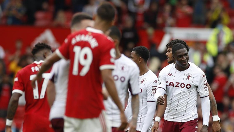 Manchester United's Cristiano Ronaldo, center, in action during the English Premier League soccer match between Manchester United and Aston Villa at the Old Trafford stadium in Manchester, England, Saturday, Sept 25, 2021. (AP Photo/Jon Super)
