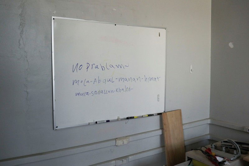 Pangkalan Udara Bagram di Parwan, Afghanistan Seorang tentara Taliban berdiri di sel penjara di Pangkalan Udara Bagram di Parwan, Afghanistan, (23/9/2021). (WANA (West Asia News Agency) via REUTERS)