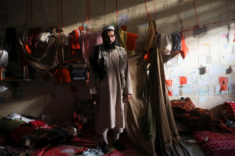 Pangkalan Udara Bagram di Parwan, Afghanistan Seorang tentara Taliban berdiri di sel penjara di Pangkalan Udara Bagram di Parwan, Afghanistan, (23/9/2021). (WANA (West Asia News Agency) via REUTERS)