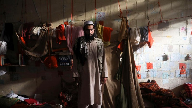Seorang tentara Taliban berdiri di sel penjara di Pangkalan Udara Bagram di Parwan, Afghanistan, (23/9/2021). (WANA (West Asia News Agency) via REUTERS)