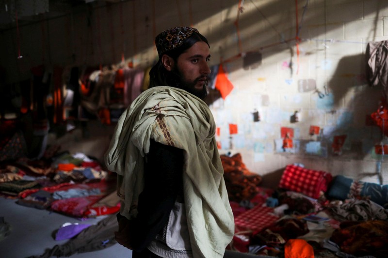 Pangkalan Udara Bagram di Parwan, Afghanistan Seorang tentara Taliban berdiri di sel penjara di Pangkalan Udara Bagram di Parwan, Afghanistan, (23/9/2021). (WANA (West Asia News Agency) via REUTERS)