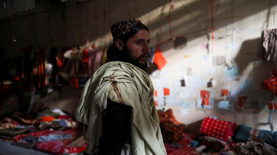 Seorang tentara Taliban berdiri di sel penjara di Pangkalan Udara Bagram di Parwan, Afghanistan, (23/9/2021). (WANA (West Asia News Agency) via REUTERS)
