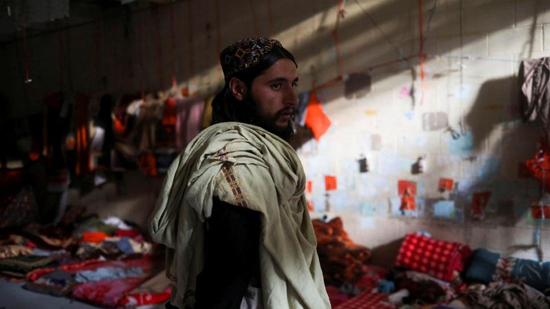 Seorang tentara Taliban berdiri di sel penjara di Pangkalan Udara Bagram di Parwan, Afghanistan, (23/9/2021). (WANA (West Asia News Agency) via REUTERS)