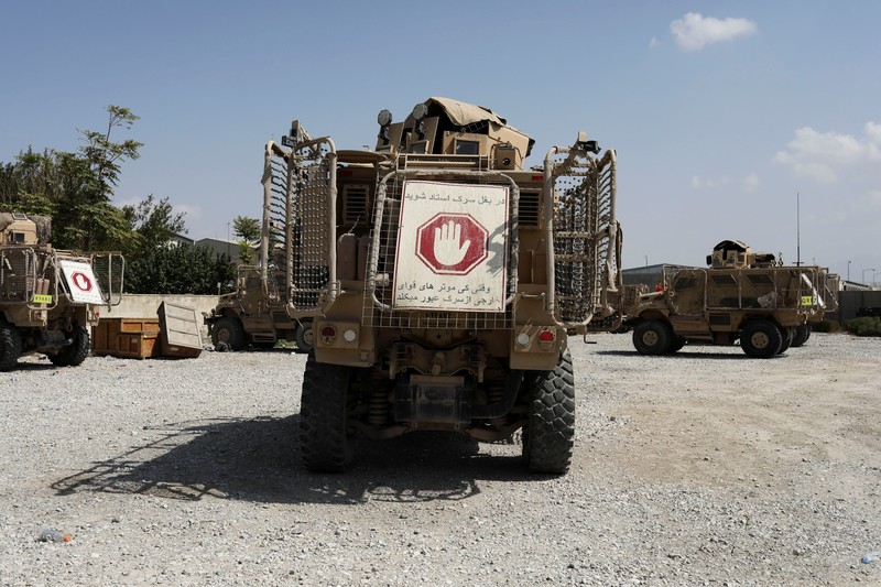 Pangkalan Udara Bagram di Parwan, Afghanistan Seorang tentara Taliban berdiri di sel penjara di Pangkalan Udara Bagram di Parwan, Afghanistan, (23/9/2021). (WANA (West Asia News Agency) via REUTERS)