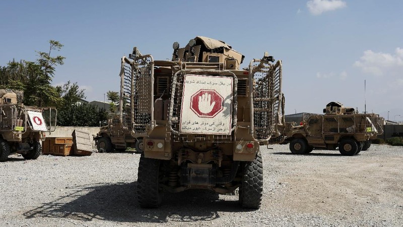 Seorang tentara Taliban berdiri di sel penjara di Pangkalan Udara Bagram di Parwan, Afghanistan, (23/9/2021). (WANA (West Asia News Agency) via REUTERS)