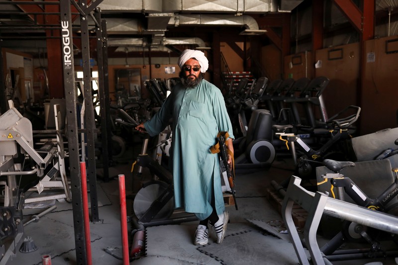 Pangkalan Udara Bagram di Parwan, Afghanistan Seorang tentara Taliban berdiri di sel penjara di Pangkalan Udara Bagram di Parwan, Afghanistan, (23/9/2021). (WANA (West Asia News Agency) via REUTERS)