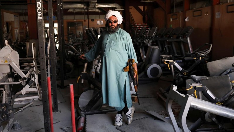 Seorang tentara Taliban berdiri di sel penjara di Pangkalan Udara Bagram di Parwan, Afghanistan, (23/9/2021). (WANA (West Asia News Agency) via REUTERS)