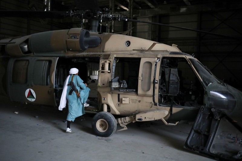Pangkalan Udara Bagram di Parwan, Afghanistan Seorang tentara Taliban berdiri di sel penjara di Pangkalan Udara Bagram di Parwan, Afghanistan, (23/9/2021). (WANA (West Asia News Agency) via REUTERS)