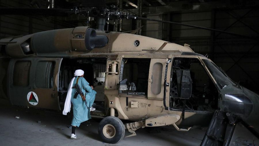 Seorang tentara Taliban berdiri di sel penjara di Pangkalan Udara Bagram di Parwan, Afghanistan, (23/9/2021). (WANA (West Asia News Agency) via REUTERS)