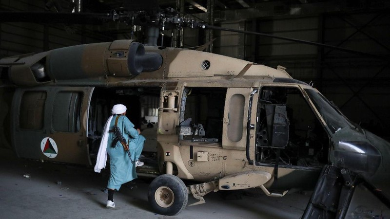 Seorang tentara Taliban berdiri di sel penjara di Pangkalan Udara Bagram di Parwan, Afghanistan, (23/9/2021). (WANA (West Asia News Agency) via REUTERS)