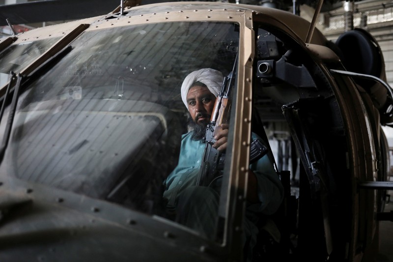 Pangkalan Udara Bagram di Parwan, Afghanistan Seorang tentara Taliban berdiri di sel penjara di Pangkalan Udara Bagram di Parwan, Afghanistan, (23/9/2021). (WANA (West Asia News Agency) via REUTERS)