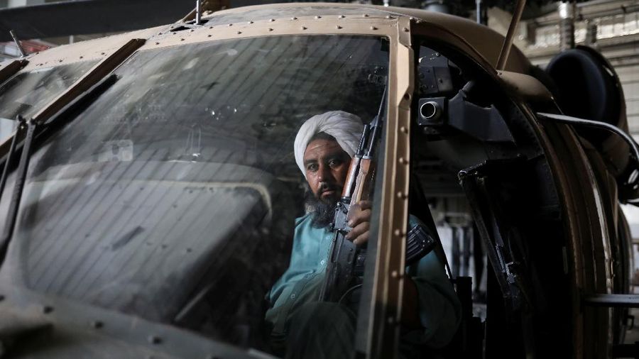 Seorang tentara Taliban berdiri di sel penjara di Pangkalan Udara Bagram di Parwan, Afghanistan, (23/9/2021). (WANA (West Asia News Agency) via REUTERS)