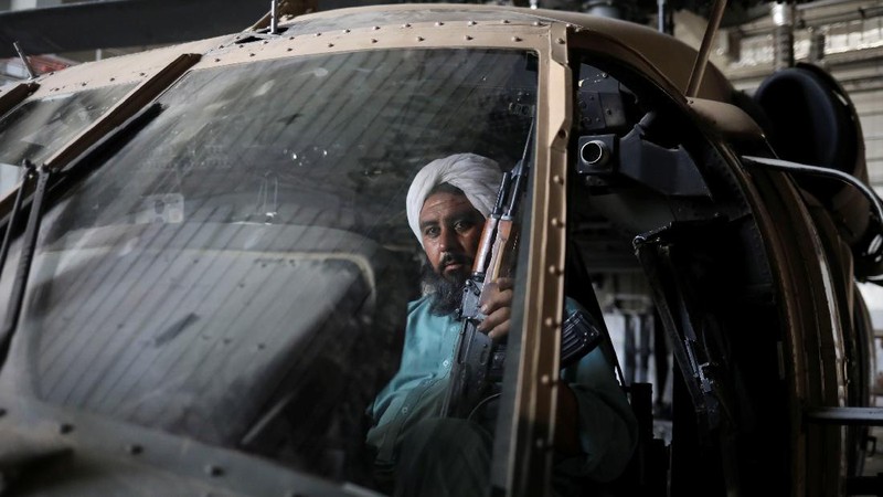 Seorang tentara Taliban berdiri di sel penjara di Pangkalan Udara Bagram di Parwan, Afghanistan, (23/9/2021). (WANA (West Asia News Agency) via REUTERS)