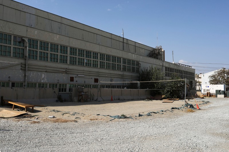 Pangkalan Udara Bagram di Parwan, Afghanistan Seorang tentara Taliban berdiri di sel penjara di Pangkalan Udara Bagram di Parwan, Afghanistan, (23/9/2021). (WANA (West Asia News Agency) via REUTERS)