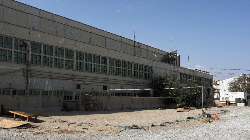 Seorang tentara Taliban berdiri di sel penjara di Pangkalan Udara Bagram di Parwan, Afghanistan, (23/9/2021). (WANA (West Asia News Agency) via REUTERS)