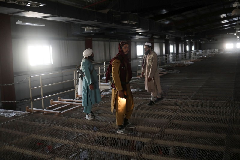 Pangkalan Udara Bagram di Parwan, Afghanistan Seorang tentara Taliban berdiri di sel penjara di Pangkalan Udara Bagram di Parwan, Afghanistan, (23/9/2021). (WANA (West Asia News Agency) via REUTERS)