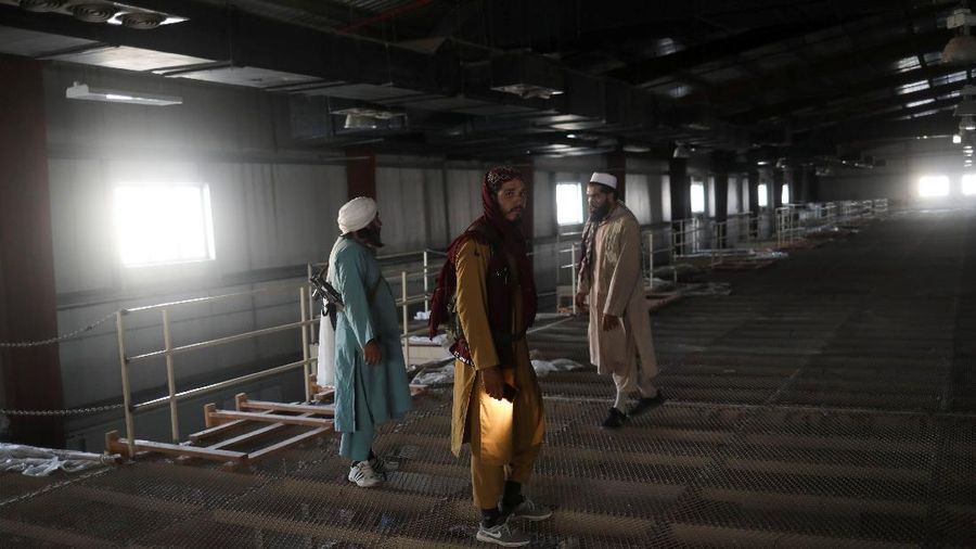 Tentara Taliban berdiri di Pangkalan Udara Bagram di Parwan, Afghanistan, (23/9/2021). (WANA (West Asia News Agency) via REUTERS)