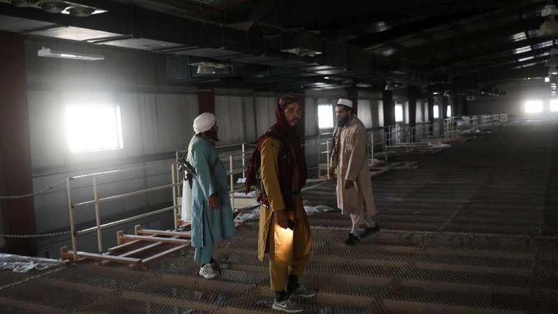 Seorang tentara Taliban berdiri di sel penjara di Pangkalan Udara Bagram di Parwan, Afghanistan, (23/9/2021). (WANA (West Asia News Agency) via REUTERS)