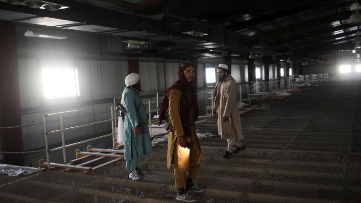 Pangkalan Udara Bagram di Parwan, Afghanistan Tentara Taliban berdiri di Pangkalan Udara Bagram di Parwan, Afghanistan, (23/9/2021). (WANA (West Asia News Agency) via REUTERS)