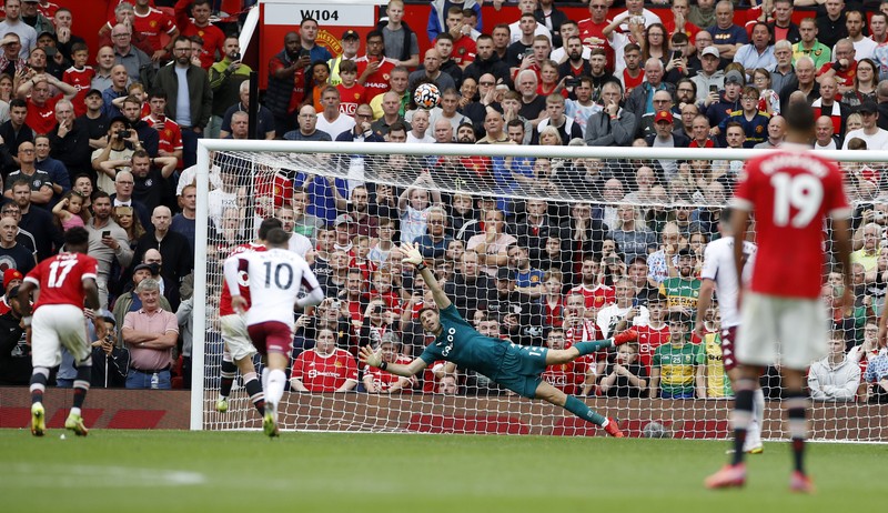 Pemain Manchester United Cristiano Ronaldo, (tengah) beraksi selama pertandingan sepak bola Liga Premier Inggris antara Manchester United dan Aston Villa di stadion Old Trafford di Manchester, Inggris, Sabtu, 25 September 2021. (AP Photo/Jon Super) Manchester United's Cristiano Ronaldo, center, in action during the English Premier League soccer match between Manchester United and Aston Villa at the Old Trafford stadium in Manchester, England, Saturday, Sept 25, 2021. (AP Photo/Jon Super)