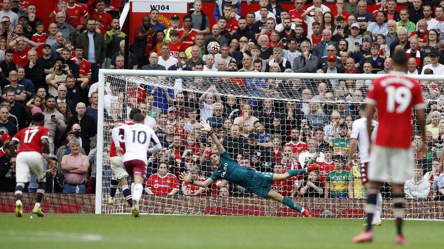 Manchester United's Cristiano Ronaldo, center, in action during the English Premier League soccer match between Manchester United and Aston Villa at the Old Trafford stadium in Manchester, England, Saturday, Sept 25, 2021. (AP Photo/Jon Super)