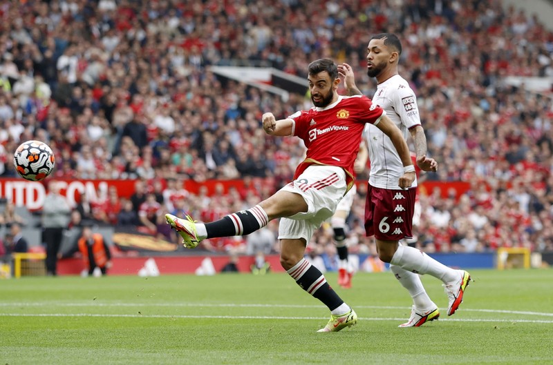 Pemain Manchester United Cristiano Ronaldo, (tengah) beraksi selama pertandingan sepak bola Liga Premier Inggris antara Manchester United dan Aston Villa di stadion Old Trafford di Manchester, Inggris, Sabtu, 25 September 2021. (AP Photo/Jon Super) Manchester United's Cristiano Ronaldo, center, in action during the English Premier League soccer match between Manchester United and Aston Villa at the Old Trafford stadium in Manchester, England, Saturday, Sept 25, 2021. (AP Photo/Jon Super)