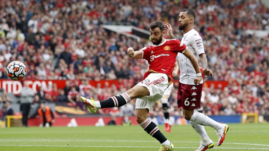 Manchester United's Cristiano Ronaldo, center, in action during the English Premier League soccer match between Manchester United and Aston Villa at the Old Trafford stadium in Manchester, England, Saturday, Sept 25, 2021. (AP Photo/Jon Super)
