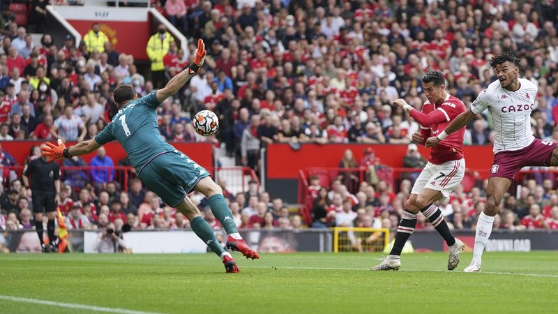 Manchester United's Cristiano Ronaldo, center, in action during the English Premier League soccer match between Manchester United and Aston Villa at the Old Trafford stadium in Manchester, England, Saturday, Sept 25, 2021. (AP Photo/Jon Super)