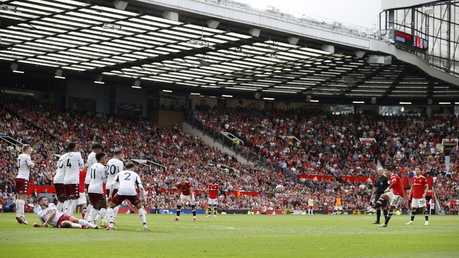 Pemain Manchester United Cristiano Ronaldo menembak ke gawang dari tendangan bebas  saat melawan Aston Villa di Old Trafford pada laga pekan keenam Liga Inggris, Sabtu (25/9/2021). (REUTERS/Phil Noble)