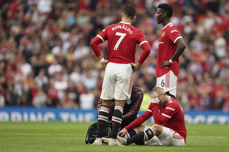 Pemain Manchester United Cristiano Ronaldo, (tengah) beraksi selama pertandingan sepak bola Liga Premier Inggris antara Manchester United dan Aston Villa di stadion Old Trafford di Manchester, Inggris, Sabtu, 25 September 2021. (AP Photo/Jon Super) Manchester United's Cristiano Ronaldo, center, in action during the English Premier League soccer match between Manchester United and Aston Villa at the Old Trafford stadium in Manchester, England, Saturday, Sept 25, 2021. (AP Photo/Jon Super)