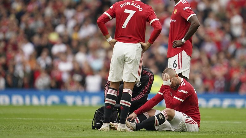 Manchester United's Cristiano Ronaldo, center, in action during the English Premier League soccer match between Manchester United and Aston Villa at the Old Trafford stadium in Manchester, England, Saturday, Sept 25, 2021. (AP Photo/Jon Super)
