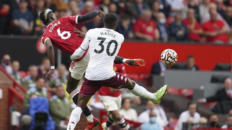 Manchester United's Cristiano Ronaldo, center, in action during the English Premier League soccer match between Manchester United and Aston Villa at the Old Trafford stadium in Manchester, England, Saturday, Sept 25, 2021. (AP Photo/Jon Super)