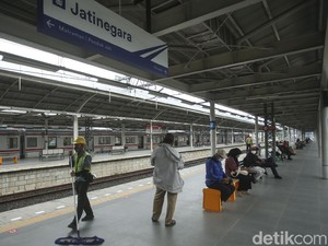 Viral Bocah Tiup Peluit Tirukan Kondektur di Stasiun, KAI: Sangat Bahaya