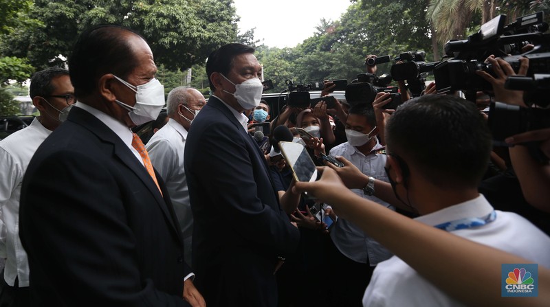 Menteri Koordinator Bidang Kemaritiman dan Investasi Luhut Binsar Pandjaitan usai memenuhi undangan klarifikasi sebagai pelapor atas laporan pencemaran nama baik kepada Haris Azhar dan Fatia Maulidiyanti di Polda Metro Jaya, Jakarta, Senin (27/9/2021). (CNBC Indonesia/Muhammad Sabki) Menteri Koordinator Bidang Kemaritiman dan Investasi Luhut Binsar Pandjaitan usai memenuhi undangan klarifikasi sebagai pelapor atas laporan pencemaran nama baik kepada Haris Azhar dan Fatia Maulidiyanti di Polda Metro Jaya, Jakarta, Senin (27/9/2021). (CNBC Indonesia/Muhammad Sabki)