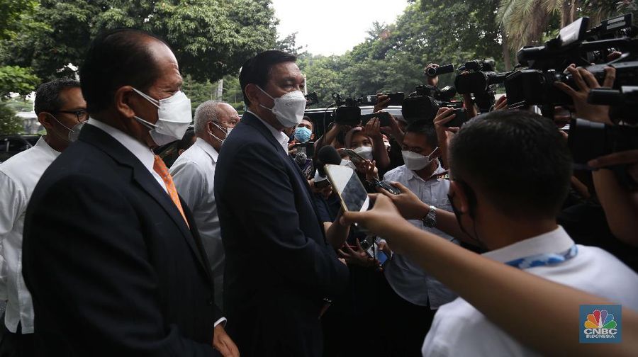 Menteri Koordinator Bidang Kemaritiman dan Investasi Luhut Binsar Pandjaitan usai memenuhi undangan klarifikasi sebagai pelapor atas laporan pencemaran nama baik kepada Haris Azhar dan Fatia Maulidiyanti di Polda Metro Jaya, Jakarta, Senin (27/9/2021). (CNBC Indonesia/Muhammad Sabki)