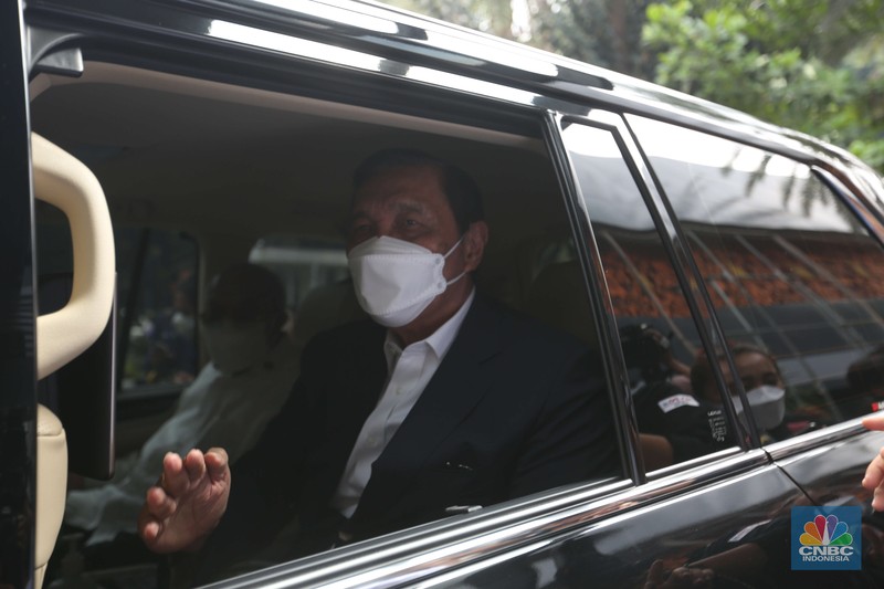 Menteri Koordinator Bidang Kemaritiman dan Investasi Luhut Binsar Pandjaitan usai memenuhi undangan klarifikasi sebagai pelapor atas laporan pencemaran nama baik kepada Haris Azhar dan Fatia Maulidiyanti di Polda Metro Jaya, Jakarta, Senin (27/9/2021). (CNBC Indonesia/Muhammad Sabki) Menteri Koordinator Bidang Kemaritiman dan Investasi Luhut Binsar Pandjaitan usai memenuhi undangan klarifikasi sebagai pelapor atas laporan pencemaran nama baik kepada Haris Azhar dan Fatia Maulidiyanti di Polda Metro Jaya, Jakarta, Senin (27/9/2021). (CNBC Indonesia/Muhammad Sabki)