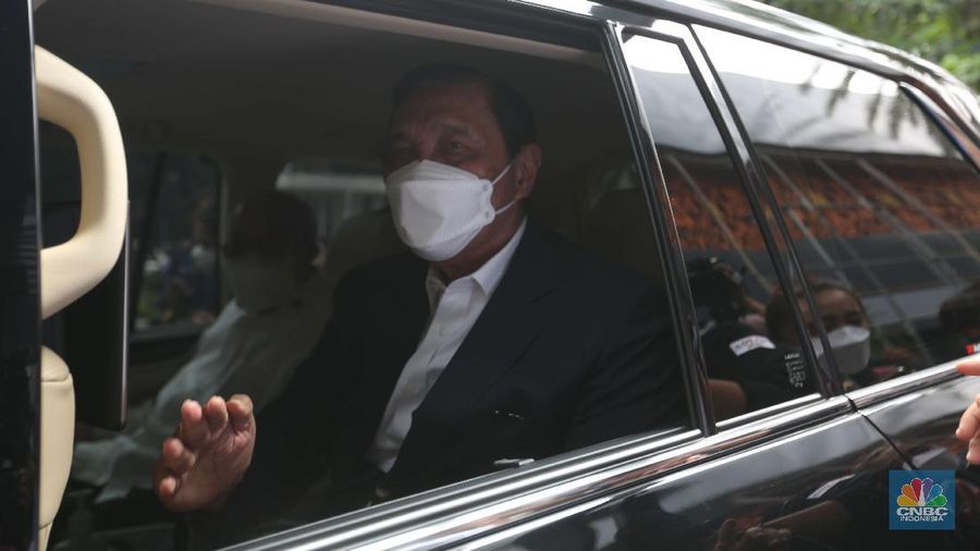 Menteri Koordinator Bidang Kemaritiman dan Investasi Luhut Binsar Pandjaitan usai memenuhi undangan klarifikasi sebagai pelapor atas laporan pencemaran nama baik kepada Haris Azhar dan Fatia Maulidiyanti di Polda Metro Jaya, Jakarta, Senin (27/9/2021). (CNBC Indonesia/Muhammad Sabki)