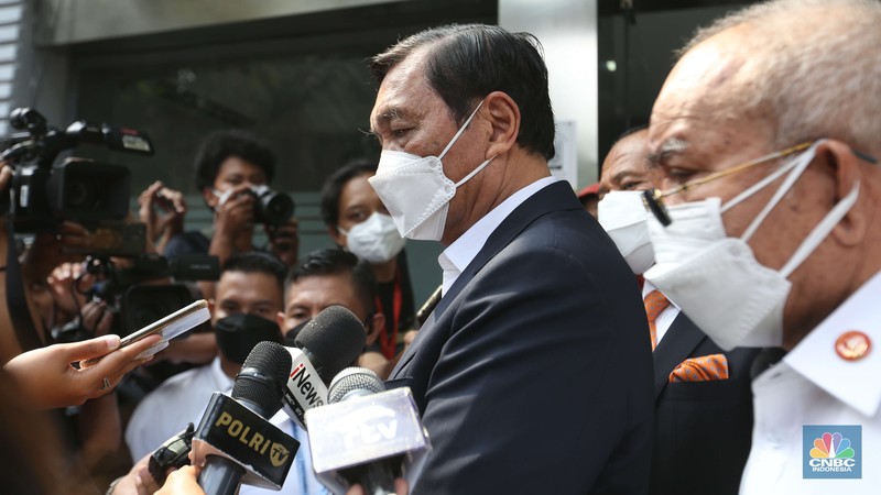 Menteri Koordinator Bidang Kemaritiman dan Investasi Luhut Binsar Pandjaitan usai memenuhi undangan klarifikasi sebagai pelapor atas laporan pencemaran nama baik kepada Haris Azhar dan Fatia Maulidiyanti di Polda Metro Jaya, Jakarta, Senin (27/9/2021). (CNBC Indonesia/Muhammad Sabki)