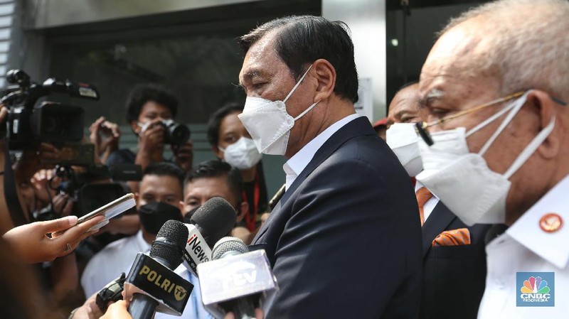 Menteri Koordinator Bidang Kemaritiman dan Investasi Luhut Binsar Pandjaitan usai memenuhi undangan klarifikasi sebagai pelapor atas laporan pencemaran nama baik kepada Haris Azhar dan Fatia Maulidiyanti di Polda Metro Jaya, Jakarta, Senin (27/9/2021). (CNBC Indonesia/Muhammad Sabki)