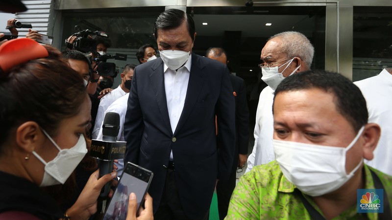 Menteri Koordinator Bidang Kemaritiman dan Investasi Luhut Binsar Pandjaitan usai memenuhi undangan klarifikasi sebagai pelapor atas laporan pencemaran nama baik kepada Haris Azhar dan Fatia Maulidiyanti di Polda Metro Jaya, Jakarta, Senin (27/9/2021). (CNBC Indonesia/Muhammad Sabki)