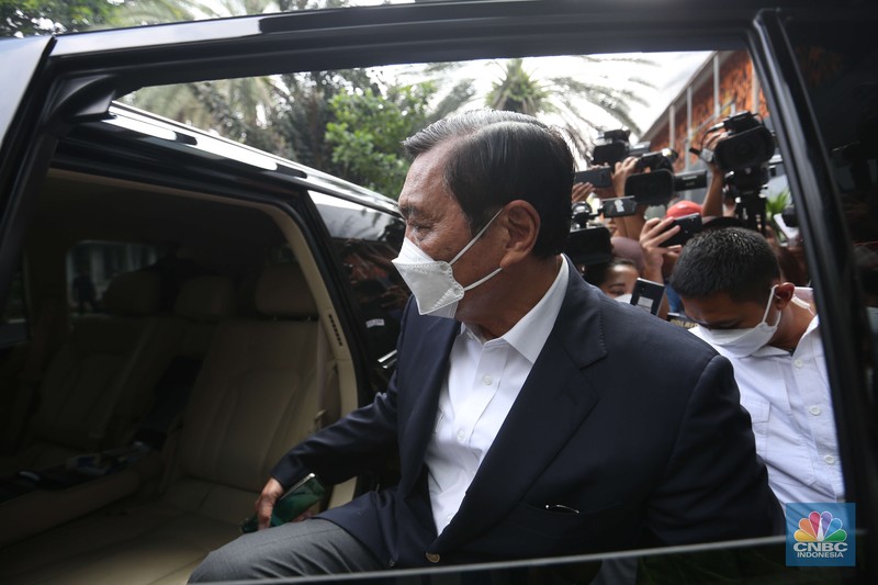 Menteri Koordinator Bidang Kemaritiman dan Investasi Luhut Binsar Pandjaitan usai memenuhi undangan klarifikasi sebagai pelapor atas laporan pencemaran nama baik kepada Haris Azhar dan Fatia Maulidiyanti di Polda Metro Jaya, Jakarta, Senin (27/9/2021). (CNBC Indonesia/Muhammad Sabki) Menteri Koordinator Bidang Kemaritiman dan Investasi Luhut Binsar Pandjaitan usai memenuhi undangan klarifikasi sebagai pelapor atas laporan pencemaran nama baik kepada Haris Azhar dan Fatia Maulidiyanti di Polda Metro Jaya, Jakarta, Senin (27/9/2021). (CNBC Indonesia/Muhammad Sabki)