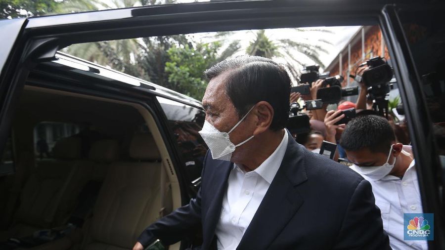 Menteri Koordinator Bidang Kemaritiman dan Investasi Luhut Binsar Pandjaitan usai memenuhi undangan klarifikasi sebagai pelapor atas laporan pencemaran nama baik kepada Haris Azhar dan Fatia Maulidiyanti di Polda Metro Jaya, Jakarta, Senin (27/9/2021). (CNBC Indonesia/Muhammad Sabki)