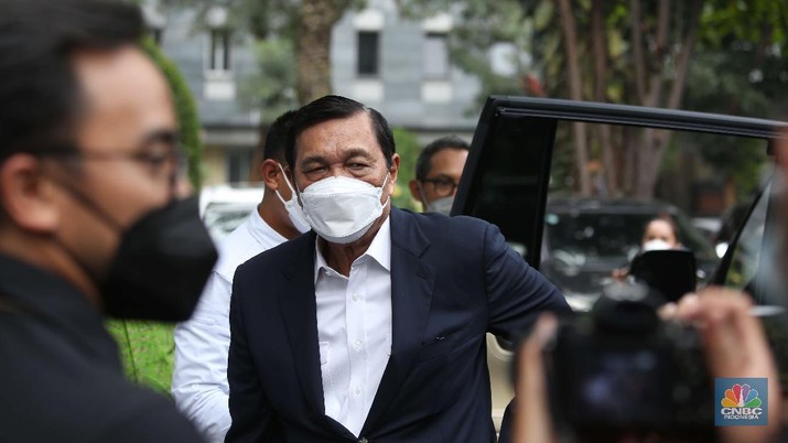 Menteri Koordinator Bidang Kemaritiman dan Investasi Luhut Binsar Pandjaitan usai memenuhi undangan klarifikasi sebagai pelapor atas laporan pencemaran nama baik kepada Haris Azhar dan Fatia Maulidiyanti di Polda Metro Jaya, Jakarta, Senin (27/9/2021). (CNBC Indonesia/Muhammad Sabki) Menteri Koordinator Bidang Kemaritiman dan Investasi Luhut Binsar Pandjaitan usai memenuhi undangan klarifikasi sebagai pelapor atas laporan pencemaran nama baik kepada Haris Azhar dan Fatia Maulidiyanti di Polda Metro Jaya, Jakarta, Senin (27/9/2021). (CNBC Indonesia/Muhammad Sabki)