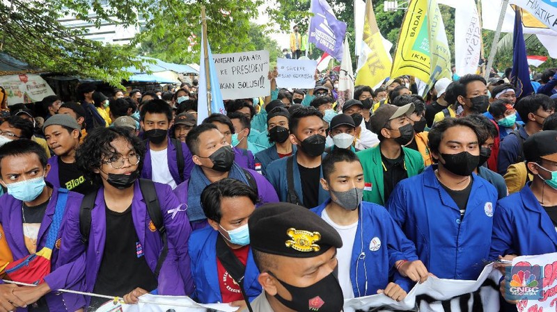 Ratusan mahasiswa yang tergabung dalam Aliansi BEM Seluruh Indonesia (BEM SI) dan GASAK terlibat aksi dorong-dorongan dengan aparat Kepolisian saat menggelar aksi di sekitar Gedung Merah Putih KPK di Jakarta, Senin (27/9/2021). (CNBC Indonesia/Andrean Kristianto)