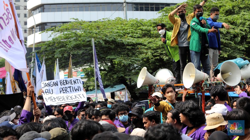 Ratusan mahasiswa yang tergabung dalam Aliansi BEM Seluruh Indonesia (BEM SI) dan GASAK terlibat aksi dorong-dorongan dengan aparat Kepolisian saat menggelar aksi di sekitar Gedung Merah Putih KPK di Jakarta, Senin (27/9/2021). (CNBC Indonesia/Andrean Kristianto) Ratusan mahasiswa yang tergabung dalam Aliansi BEM Seluruh Indonesia (BEM SI) dan GASAK terlibat aksi dorong-dorongan dengan aparat Kepolisian saat menggelar aksi di sekitar Gedung Merah Putih KPK di Jakarta, Senin (27/9/2021). (CNBC Indonesia/Andrean Kristianto)